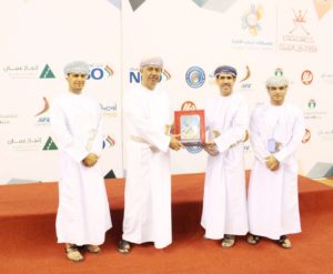 تقديم هدية تذاكرية لراعي الحفل